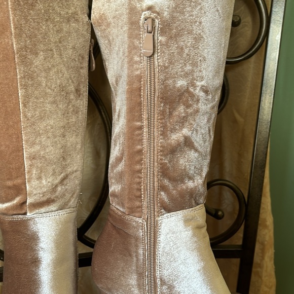 New women’s Sz 10 solid pointed toe over the knee taupe stunning stylish boots - Picture 6 of 13